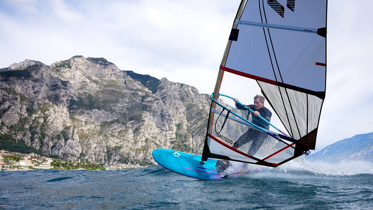 Duotone Blast 2025 windsurfboard op een bergmeer
