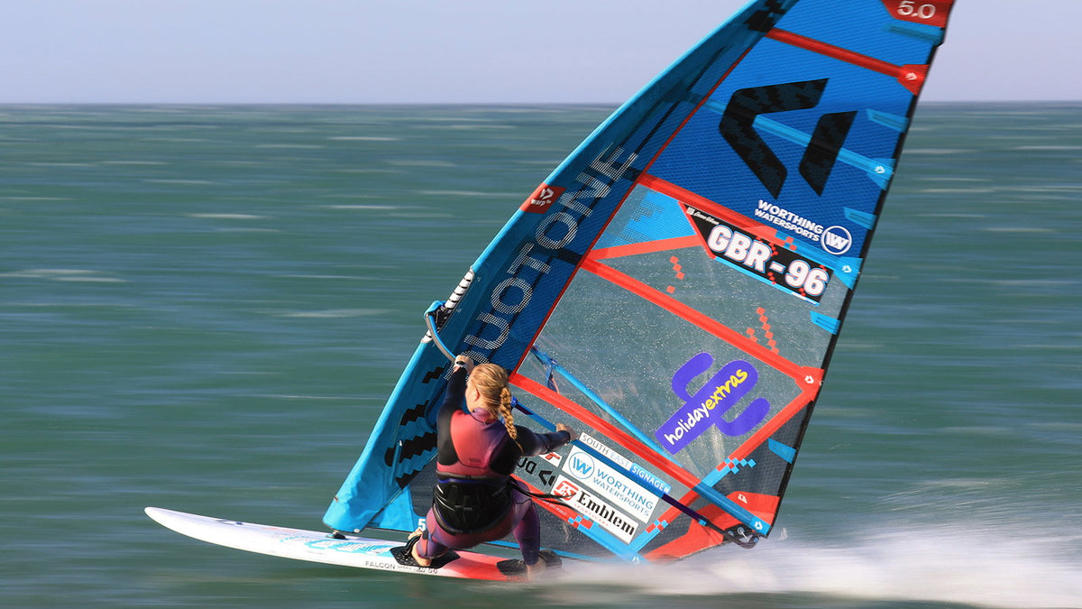 Duotone Falcon Speed D/LAB op snelheid over het water