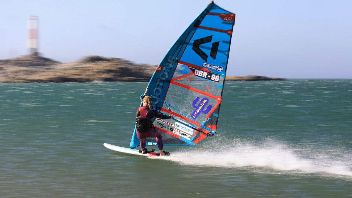 Duotone Falcon Speed D/LAB in actie op zee langs de kust