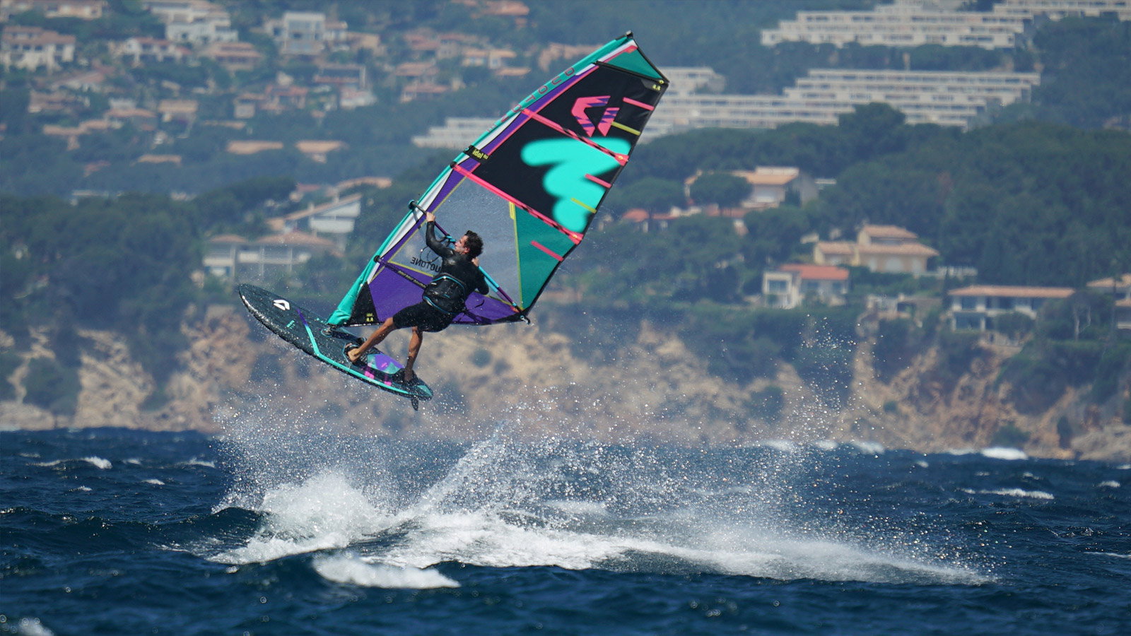 Duotone Idol LTD wave riding kustlijn