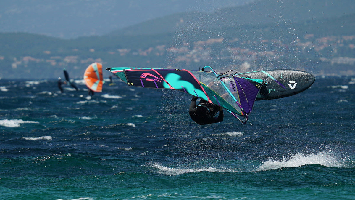 Windsurfer springt met de Duotone Skate SLS boven open zee