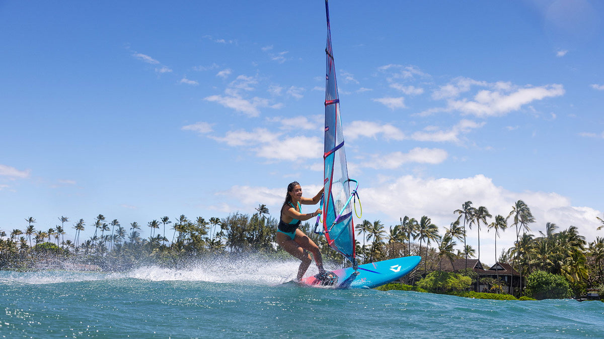 Windsurfer op de Duotone Ultra FreeWave 2025 aan de kust