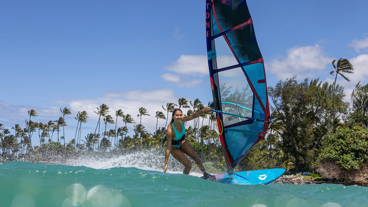 Windsurfster in een bottom turn op de Duotone Ultra FreeWave 2025