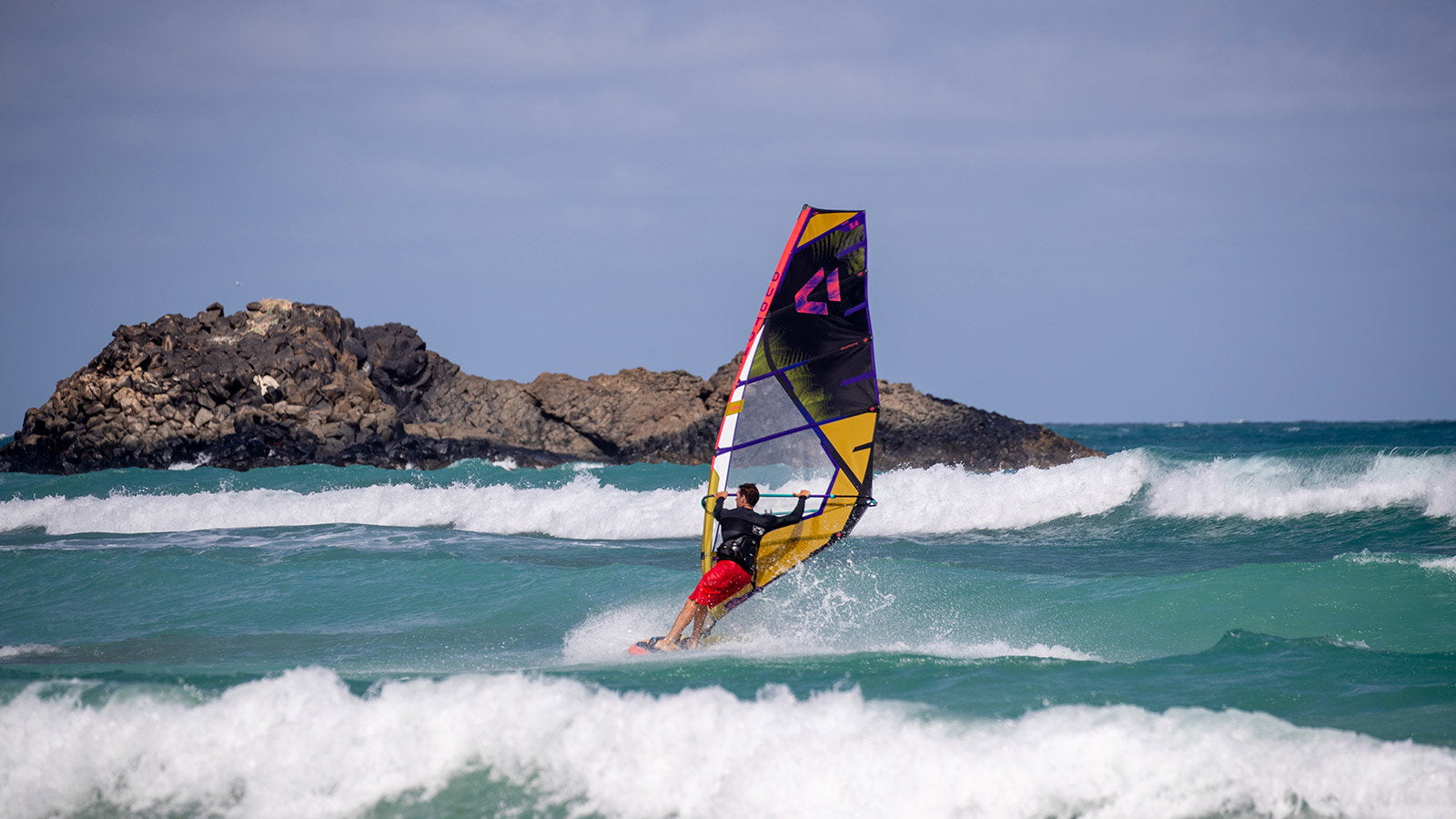 Duotone Duke 2026 wave riding aan rotskust