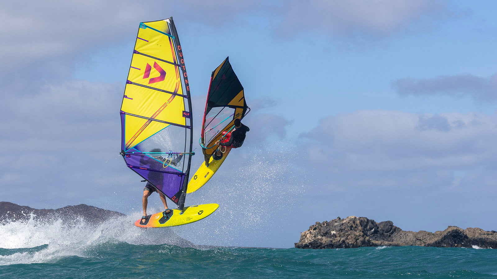 Duotone Duke SLS wave riding aan rotskust