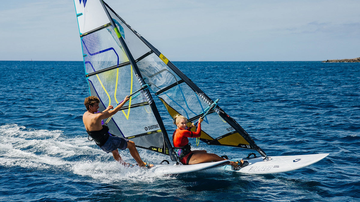 Twee windsurfers samen op een Duotone Eagle D/LAB op open zee