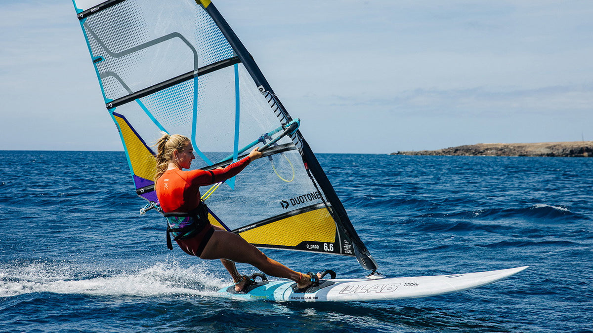 Windsurfster in de voetbanden op de Duotone Eagle D/LAB op open zee