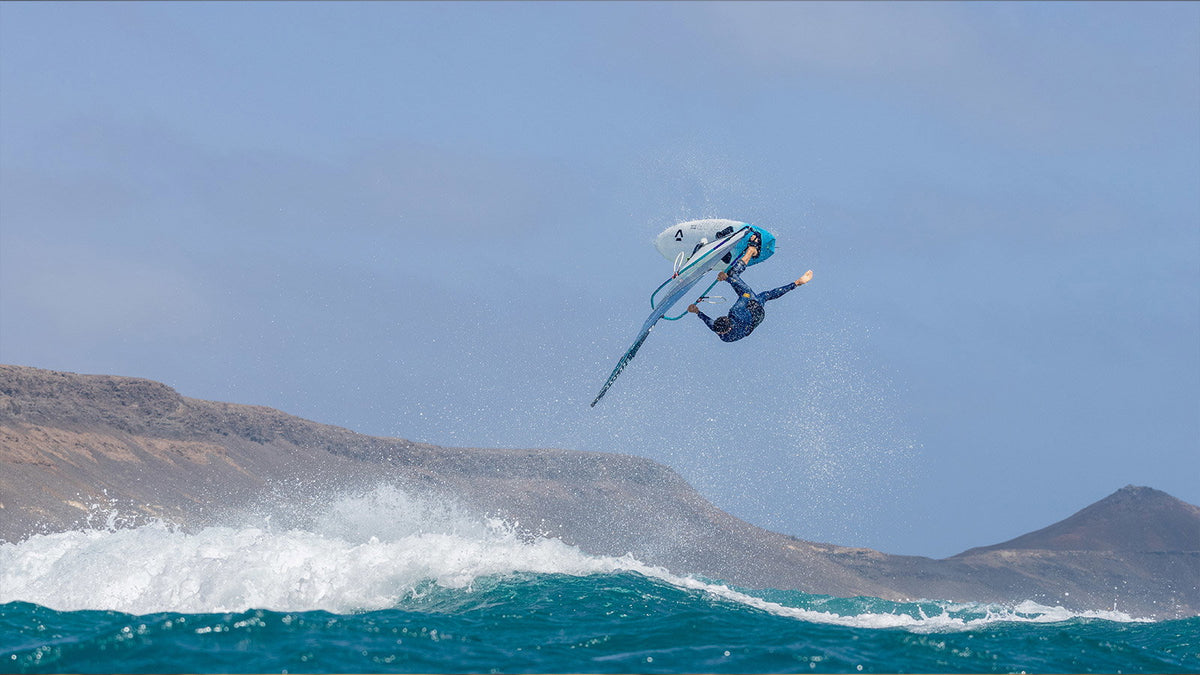 Duotone Grip (3) D/LAB windsurfboard in een sprong boven de golven