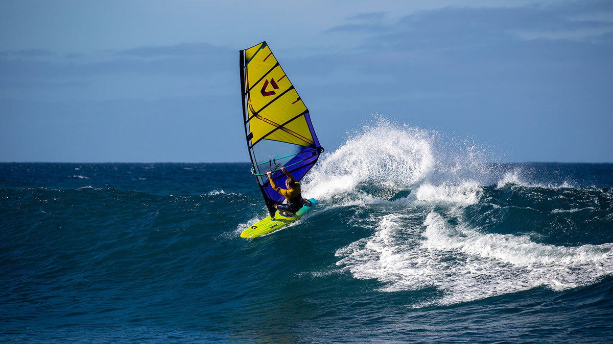 Duotone Grip (Tri) SLS bij golfrijden op open zee