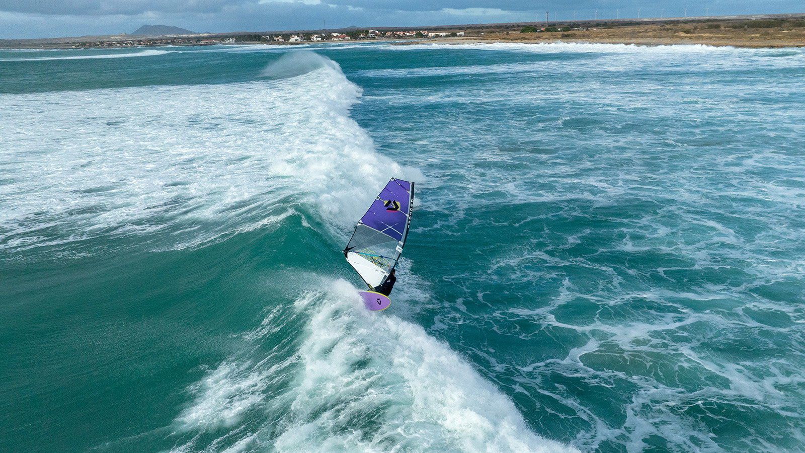 Duotone Super_Hero D/LAB 2026 windsurfen op zee