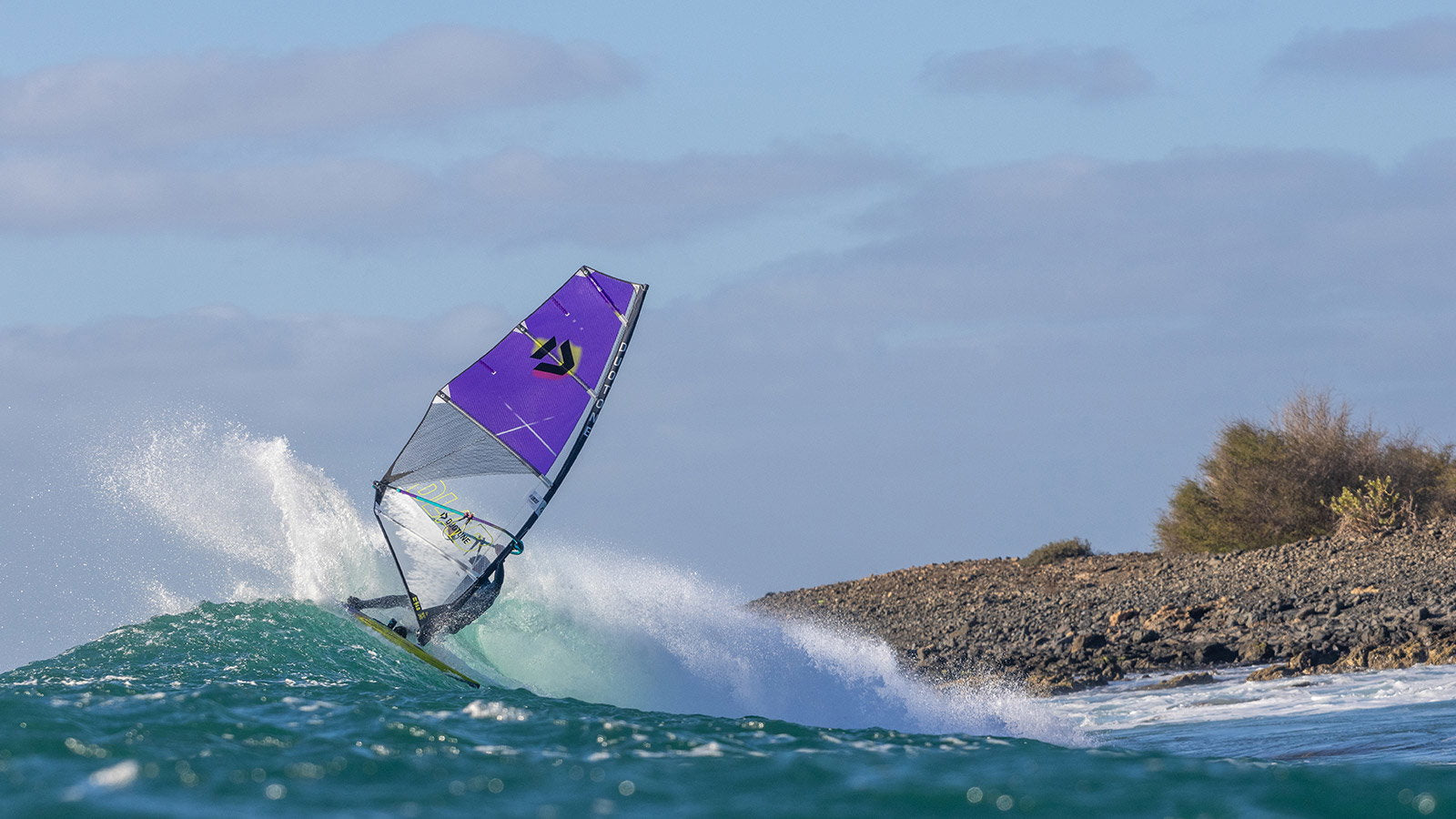 Duotone Super_Hero D/LAB 2026 wave riding aan de kust