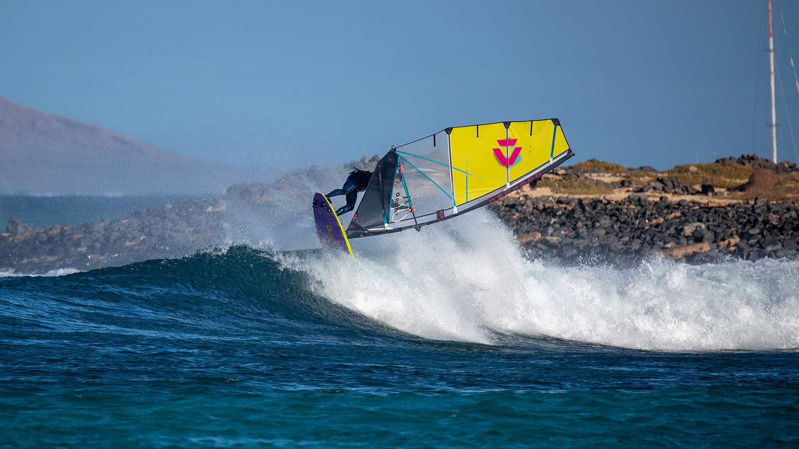 Duotone Super_Hero SLS 2026 wave riding aan de kust