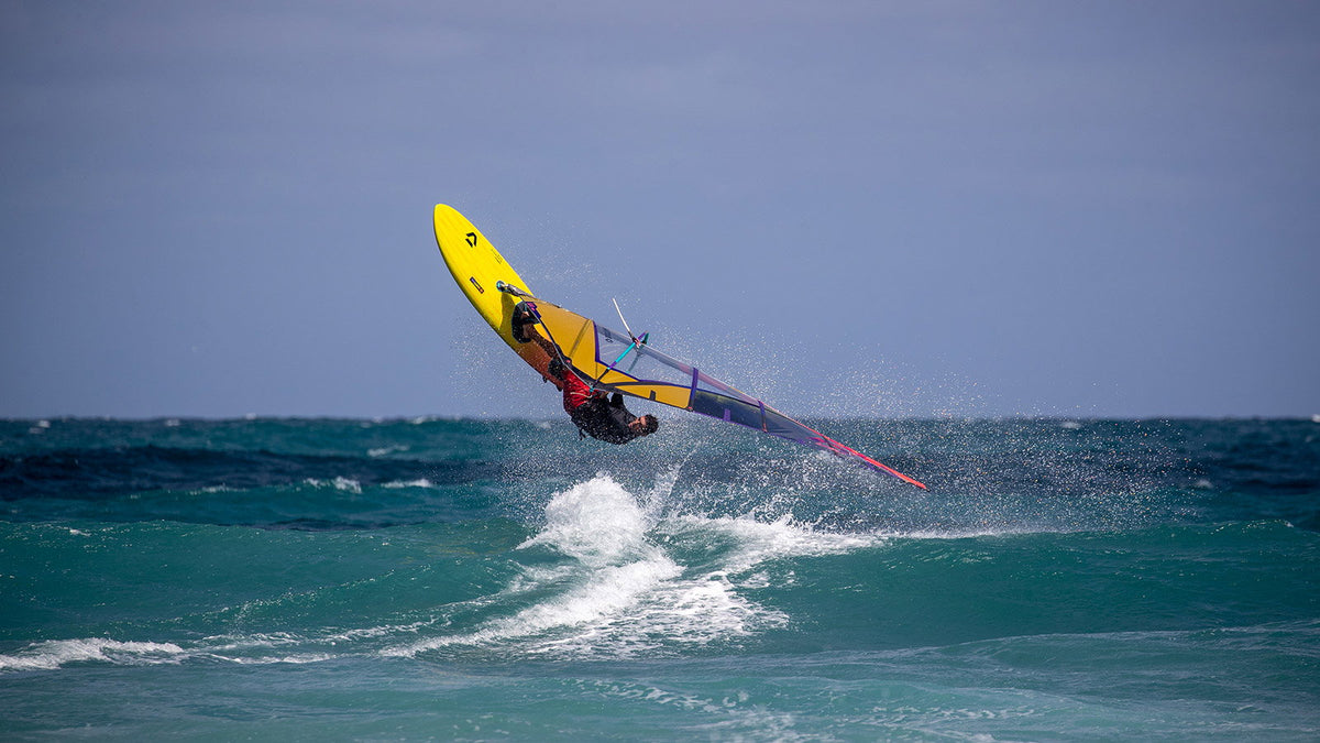 Sprong met de Duotone Ultra FreeWave SLS in de golven