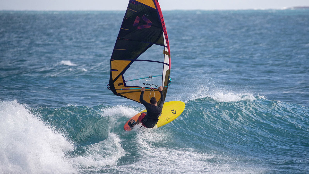 Windsurfer vaart met de Duotone Ultra FreeWave SLS een golf af