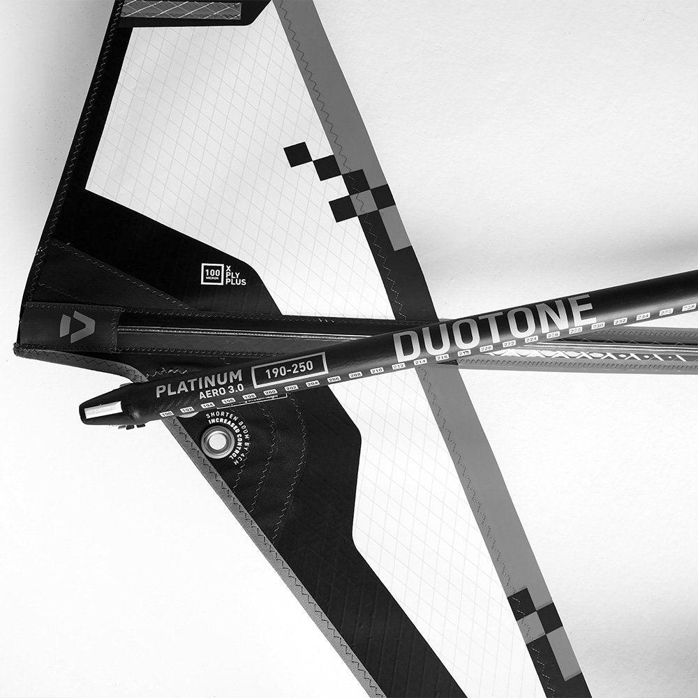 Duotone progressive cutaway clew met cross batten