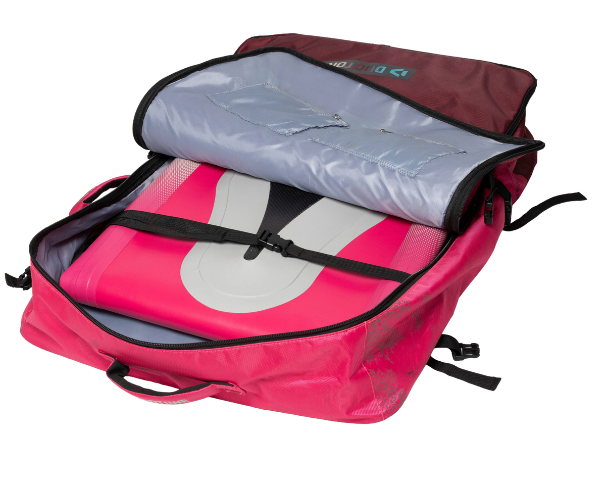 Travel bag van de Duotone Downwinder Air met het opgerolde board erin
