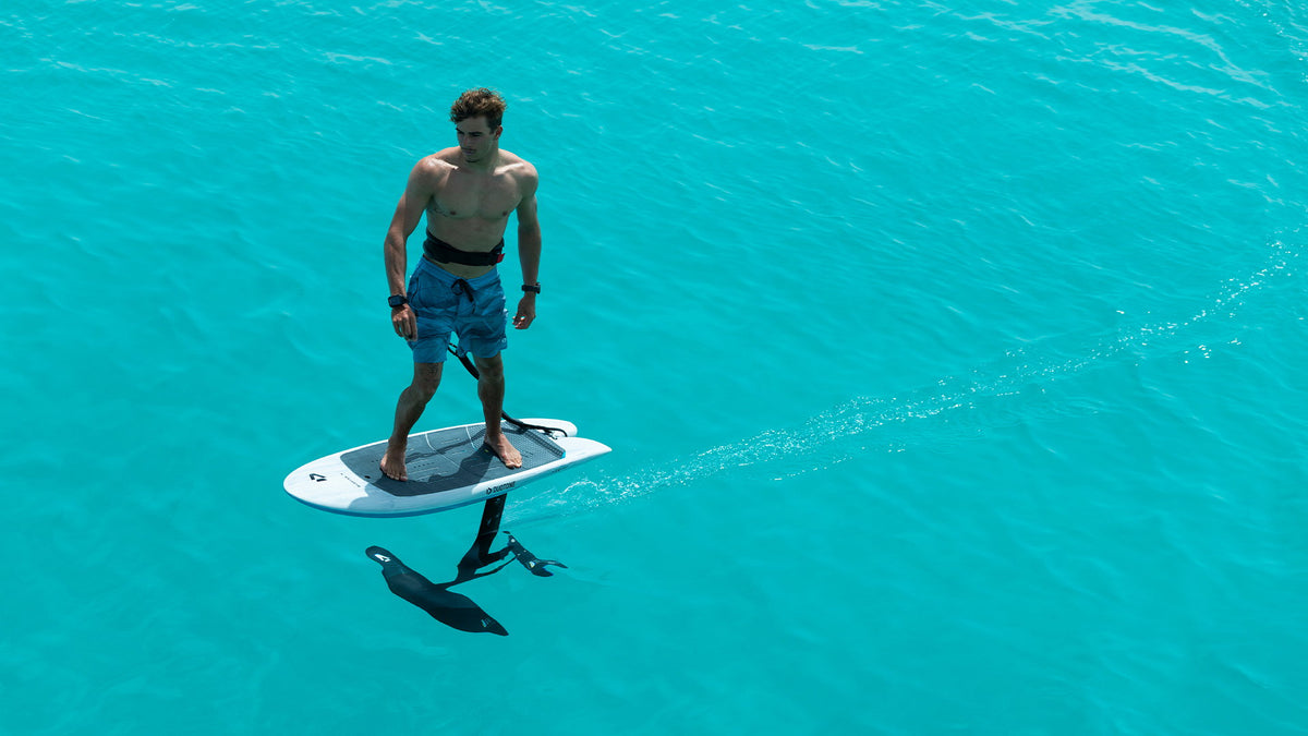 Duotone Foil Cruise Set AL: rider foilt met de Foil Assist over turquoise water