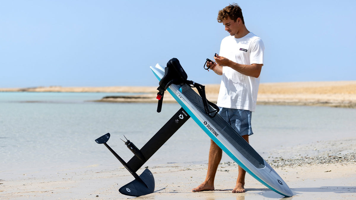 Duotone Foil Cruise Set AL: opbouw van mast, eHarness en afstandsbediening op het strand