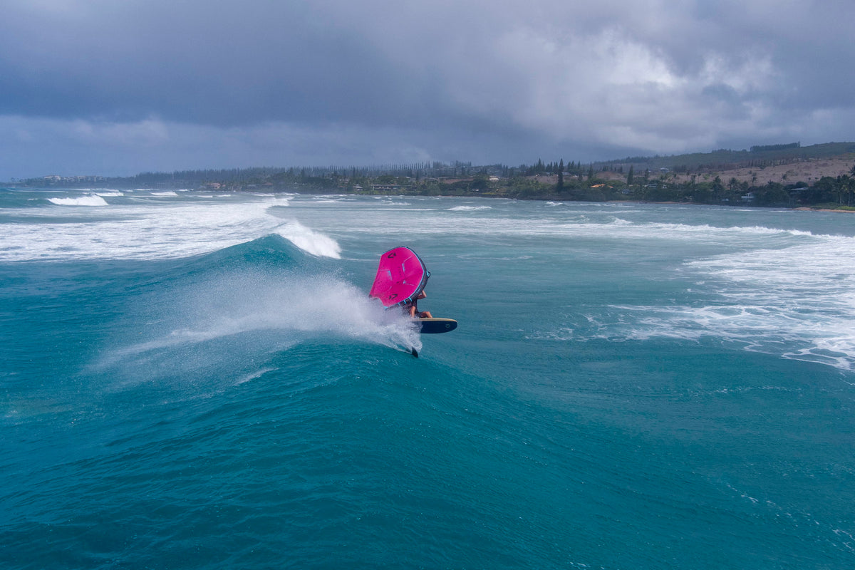 Wingfoiler met de Duotone Float op een golf voor de kust van Maui