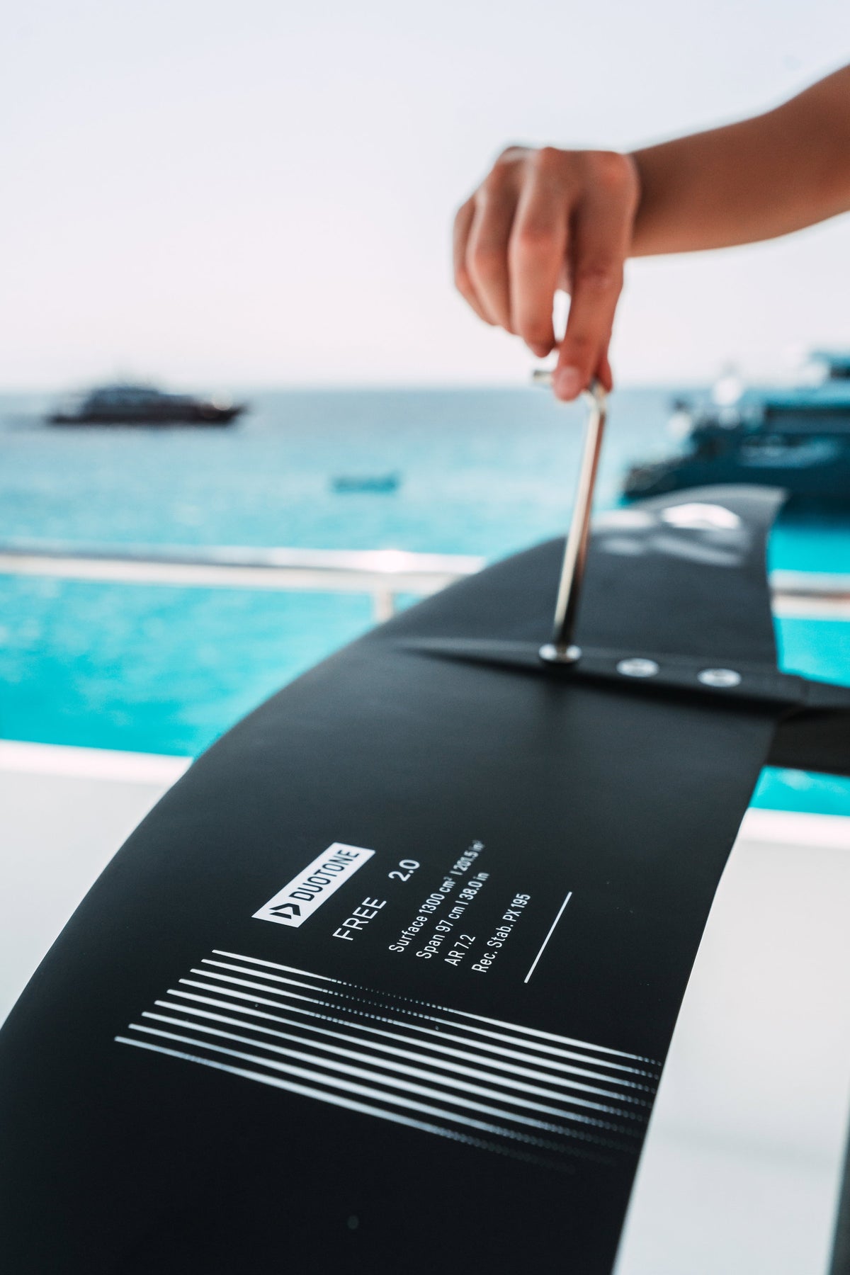 Duotone Front Wing Free 2.0 wordt aan de foil gemonteerd