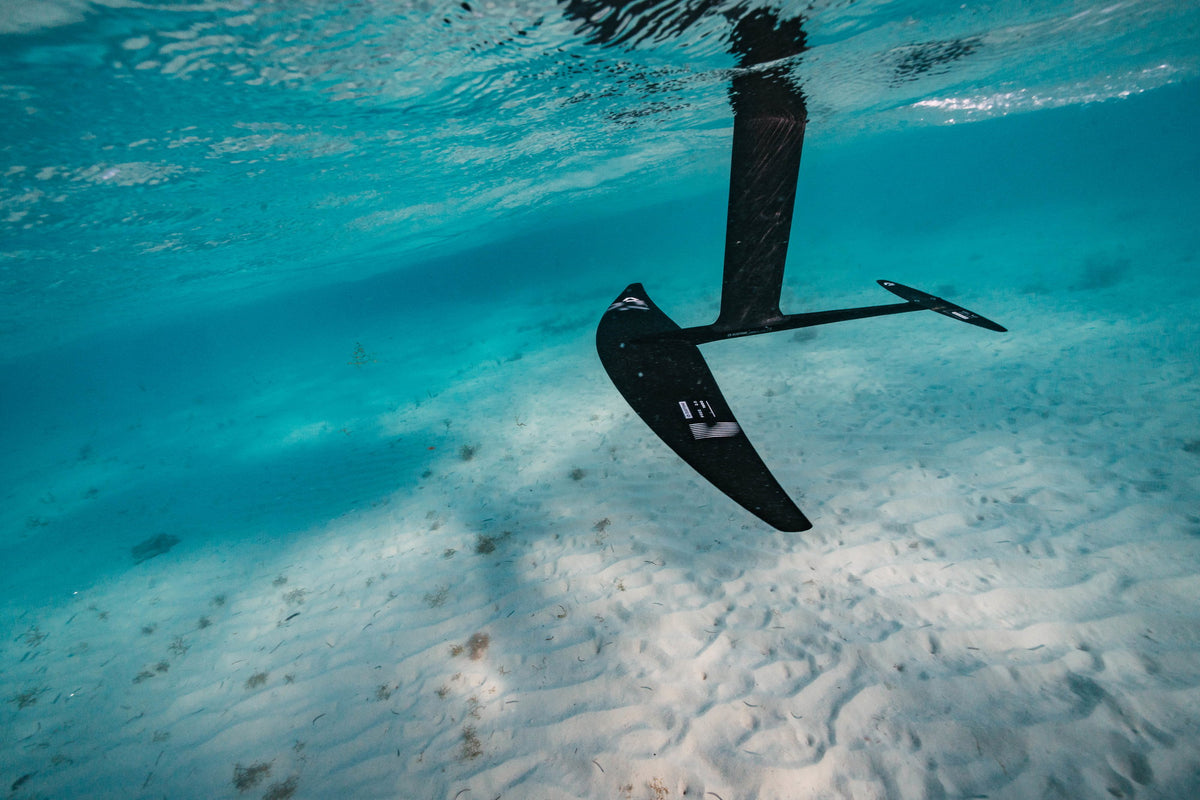 Duotone Front Wing Free 2.0 met mast en stabilizer onder water