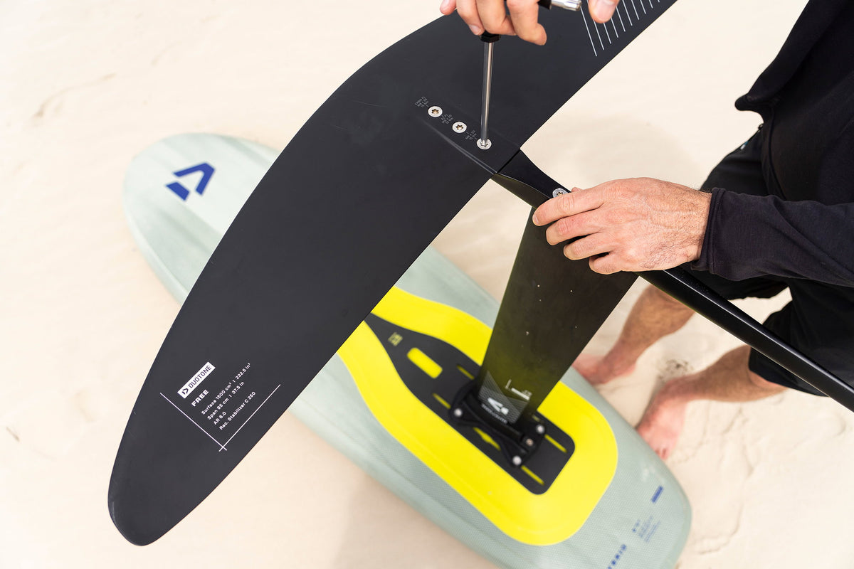 Duotone Free front wing wordt op de fuselage geschroefd, met het board op de achtergrond