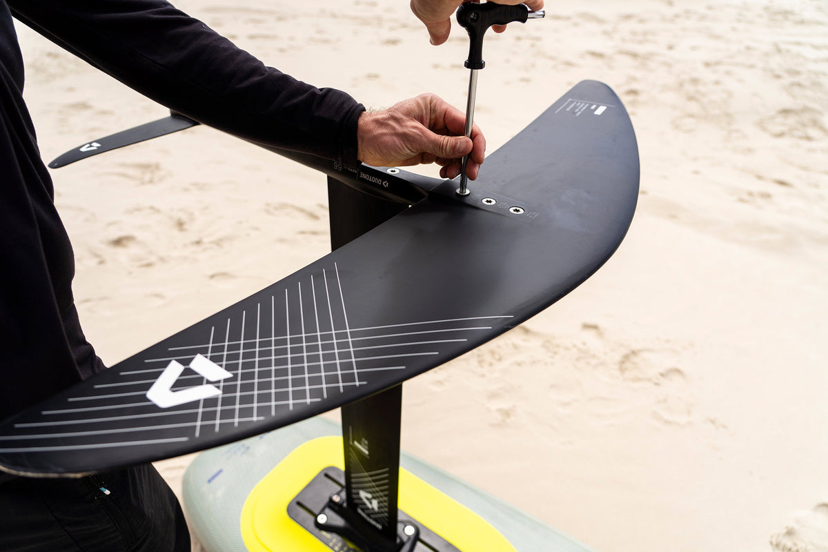 Duotone Free front wing monteren op het strand