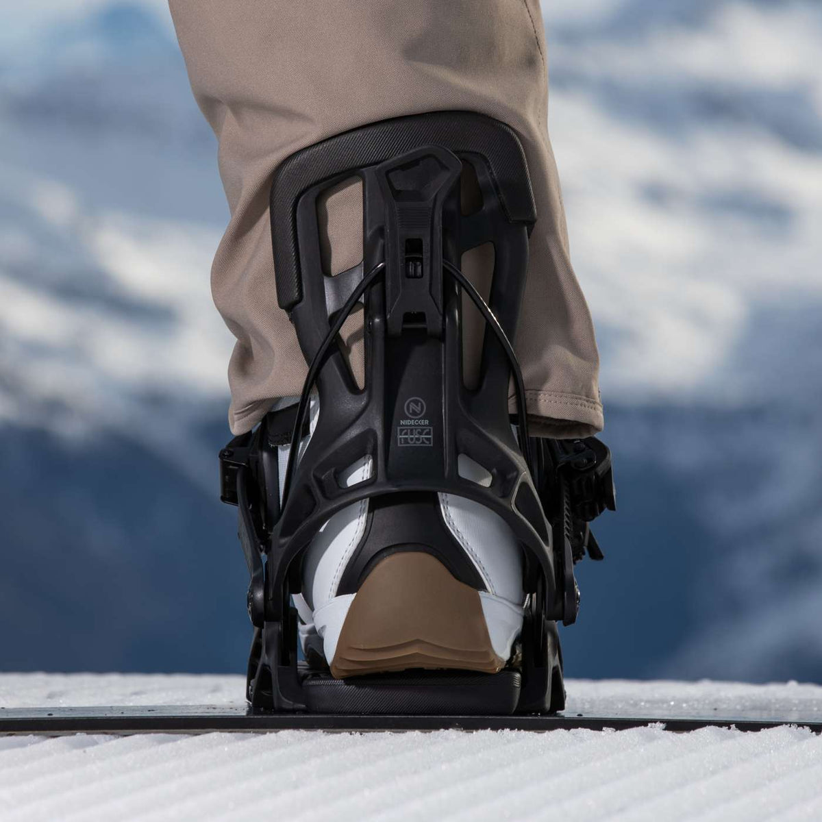 Flow Fuse Black, snowboardschoen vastgezet in de binding op de piste