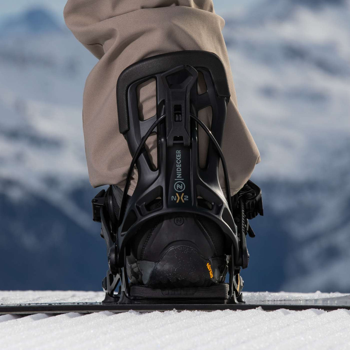 Flow NX2 Black, snowboardschoen vastgezet in de binding op de piste