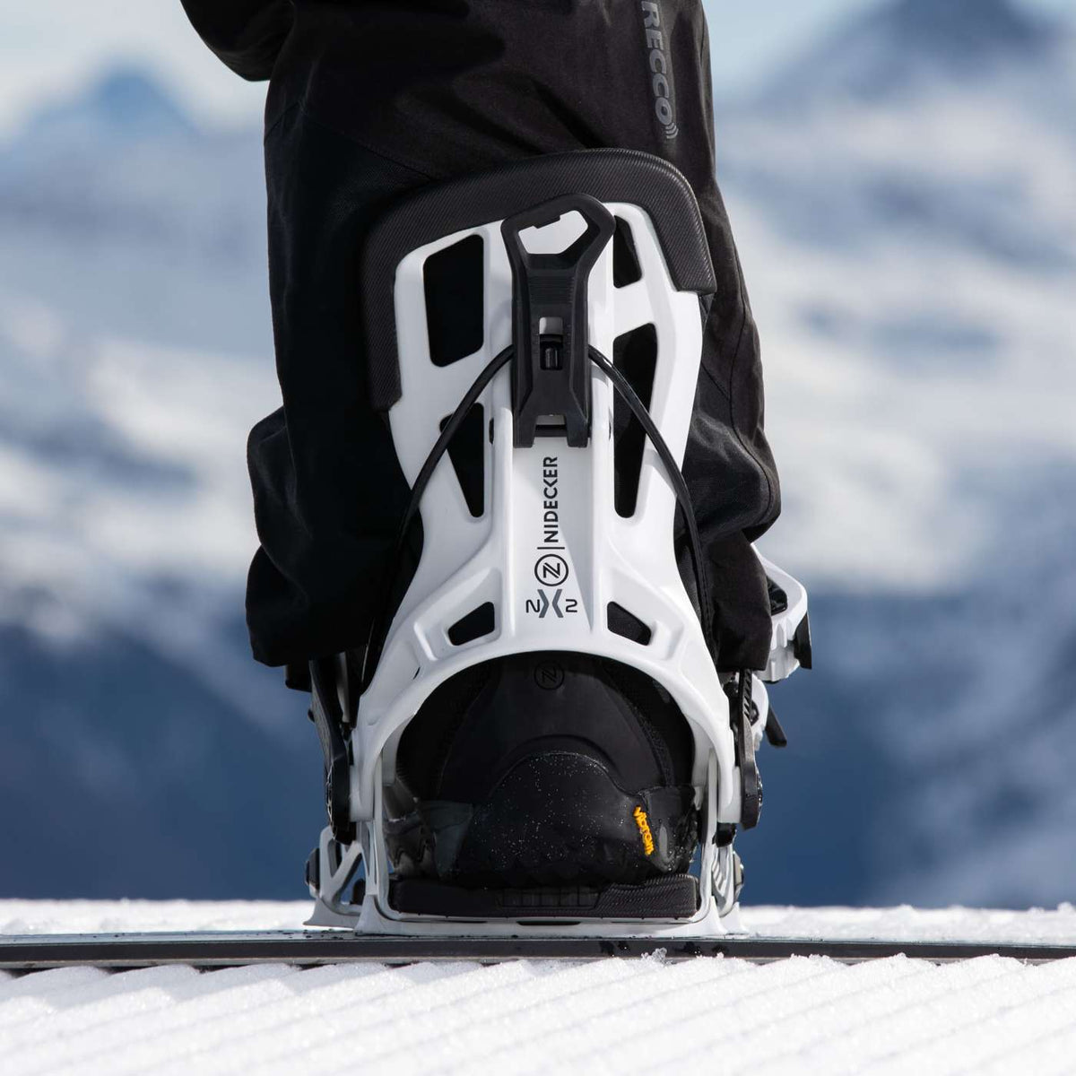 Flow NX2 White, snowboardschoen vastgezet in de binding op de piste