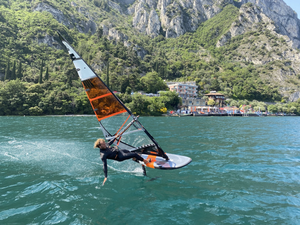 RRD H-Fire 81 los van het water op de foil