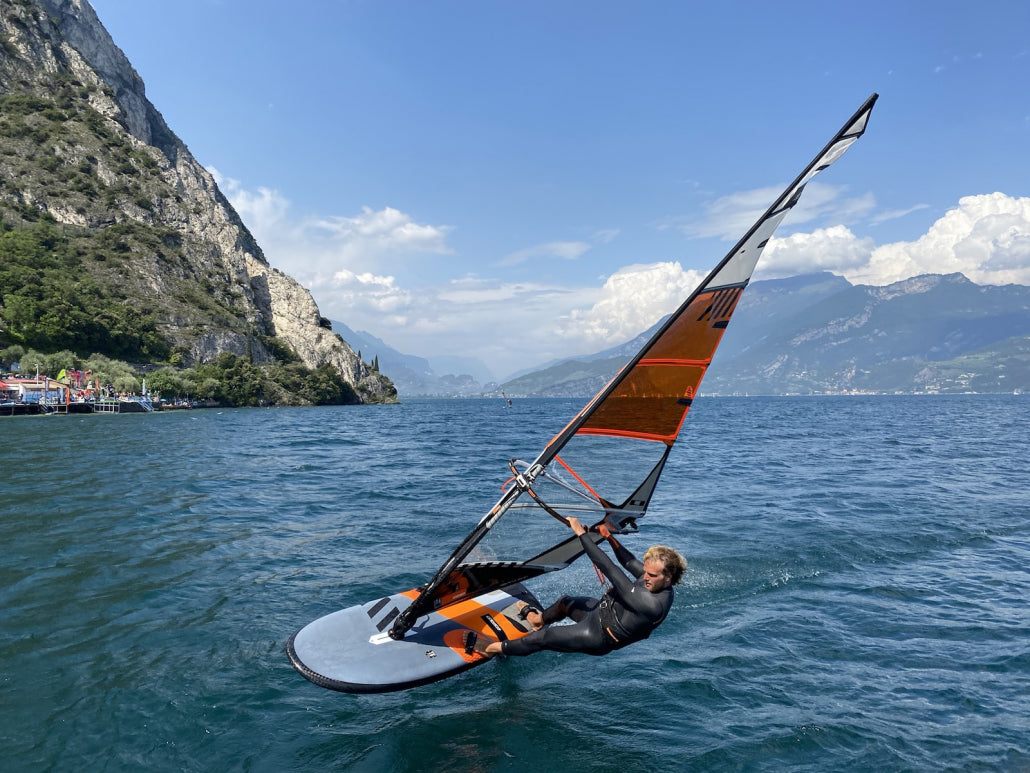 Windsurfer op de RRD H-Fire 81 met foil