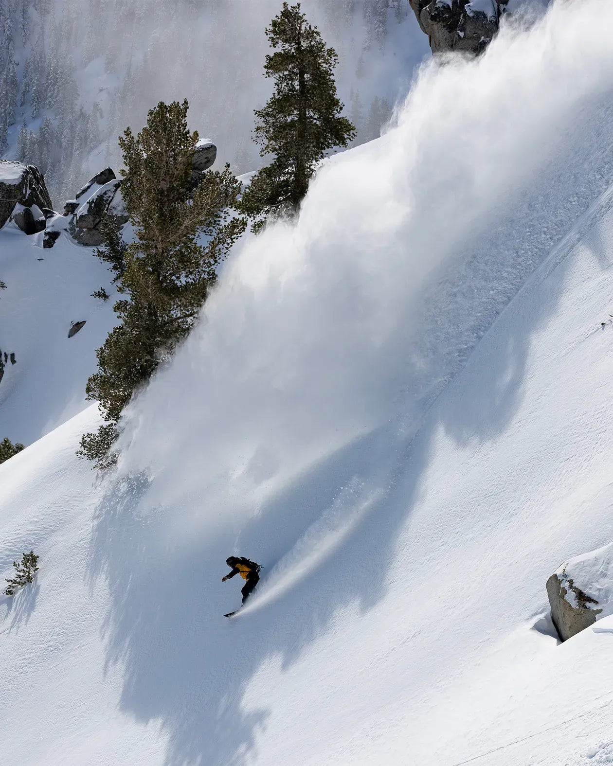 Jones Men's Ultralight Solution Splitboard, rider maakt een turn in poeder