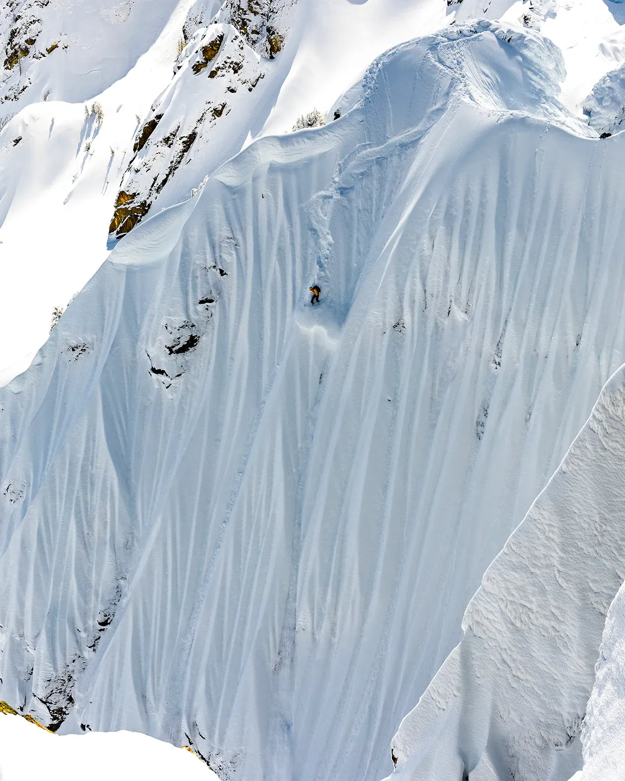 Jones Men's Ultralight Solution Splitboard, rider op een steile besneeuwde helling