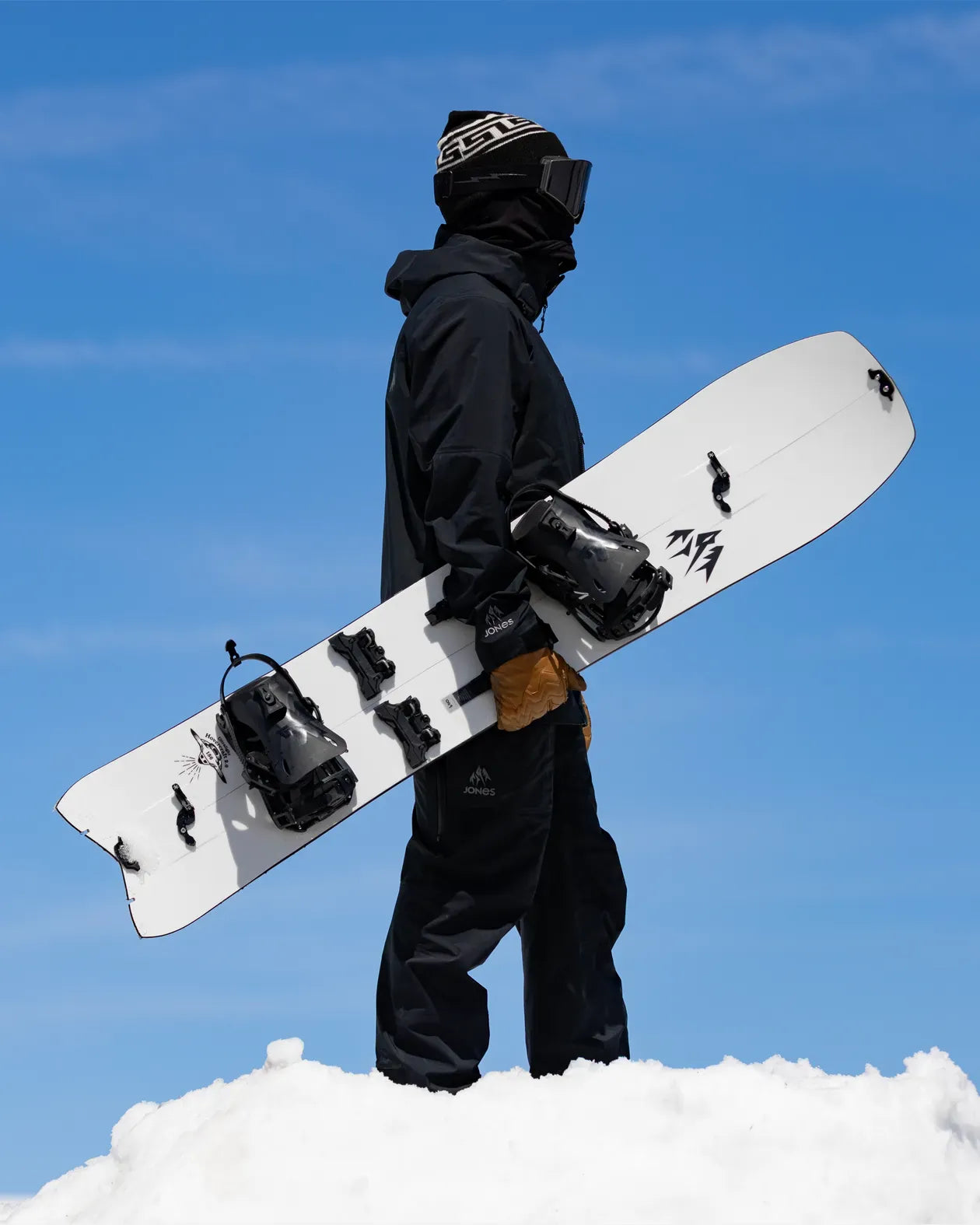 Jones Ultralight Hovercraft 2.0 Splitboard, rider met het splitboard in de hand in de sneeuw
