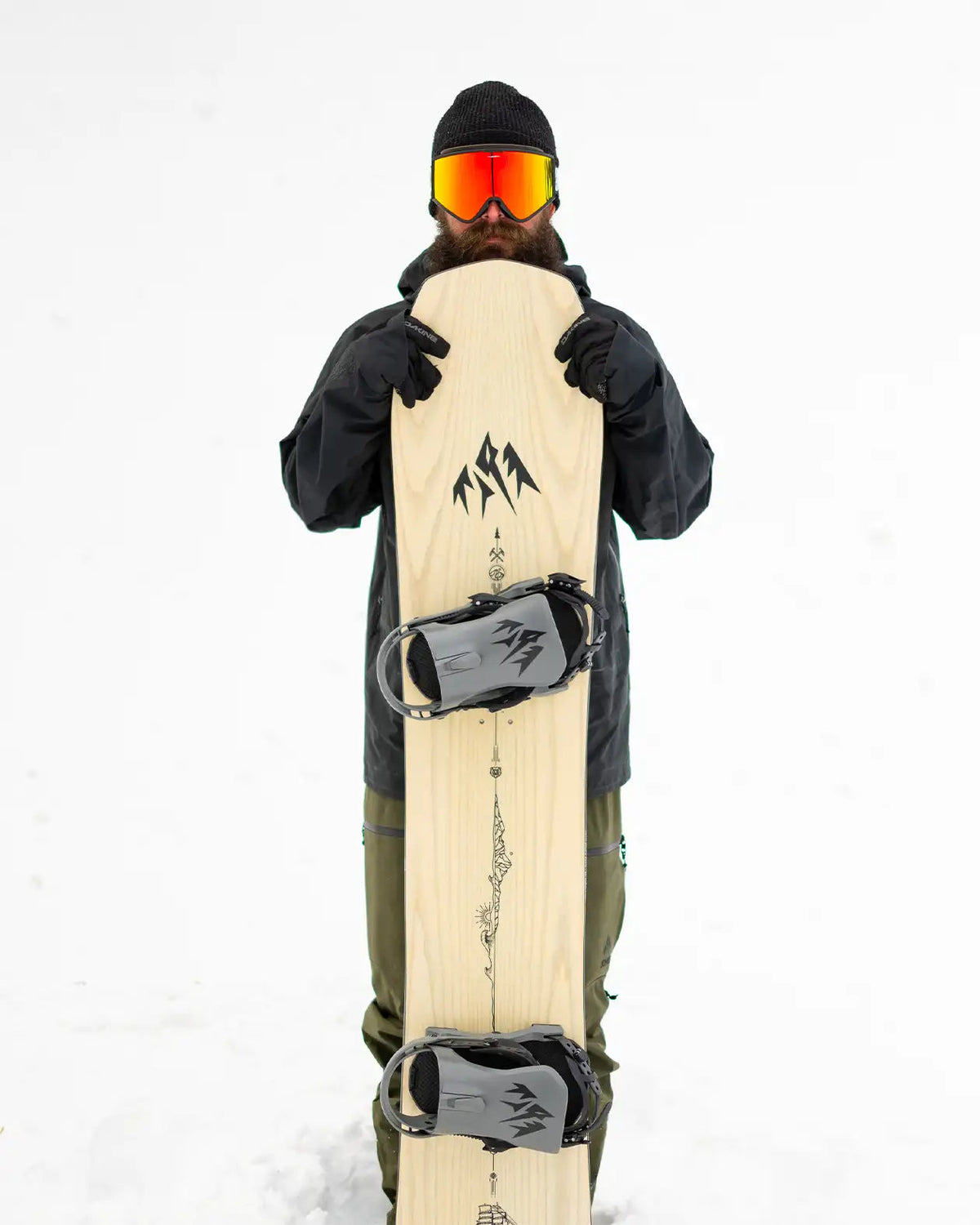 Rider met de Jones Flagship snowboard in de sneeuw