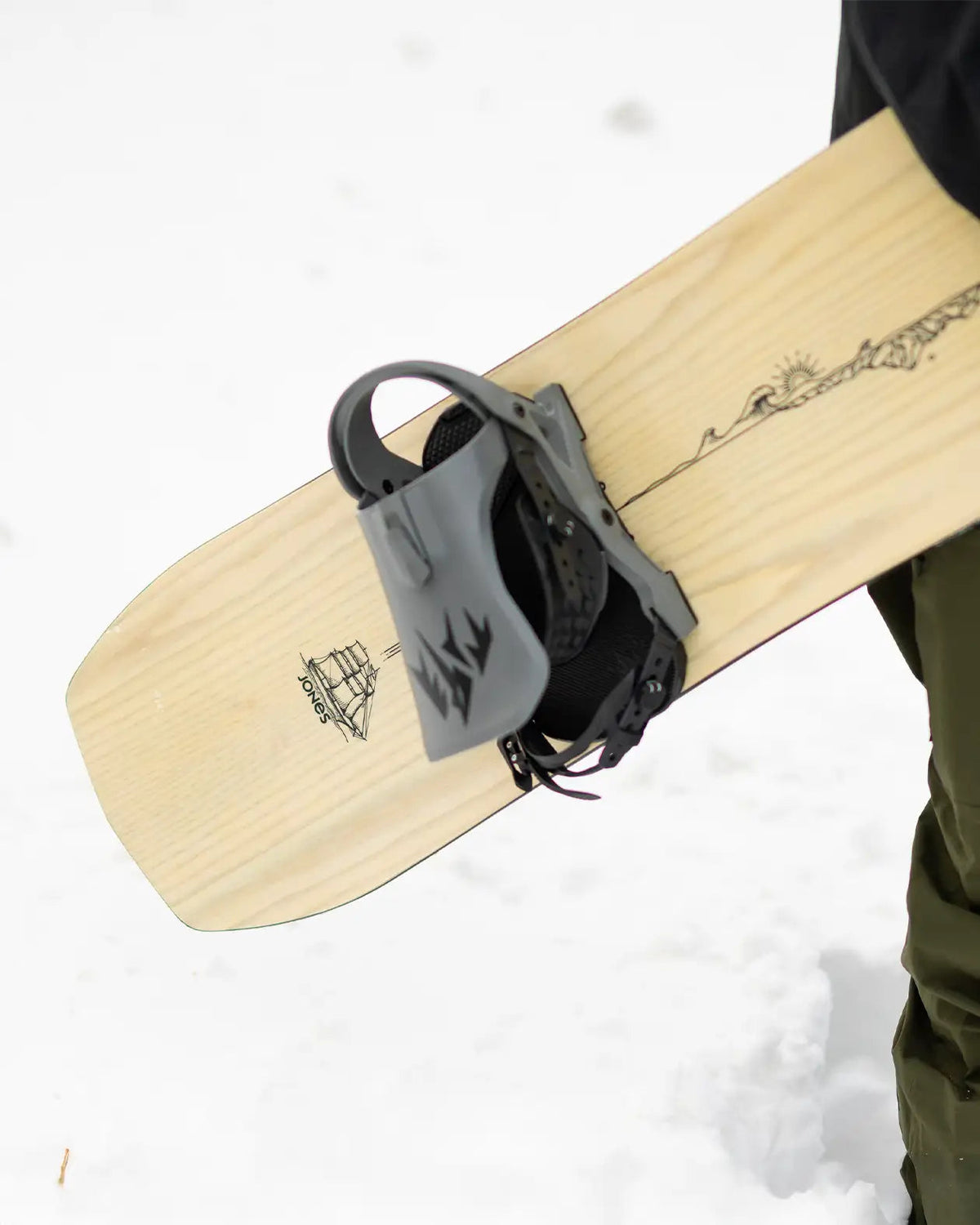 Houten topsheet van de Jones Flagship met binding in de sneeuw