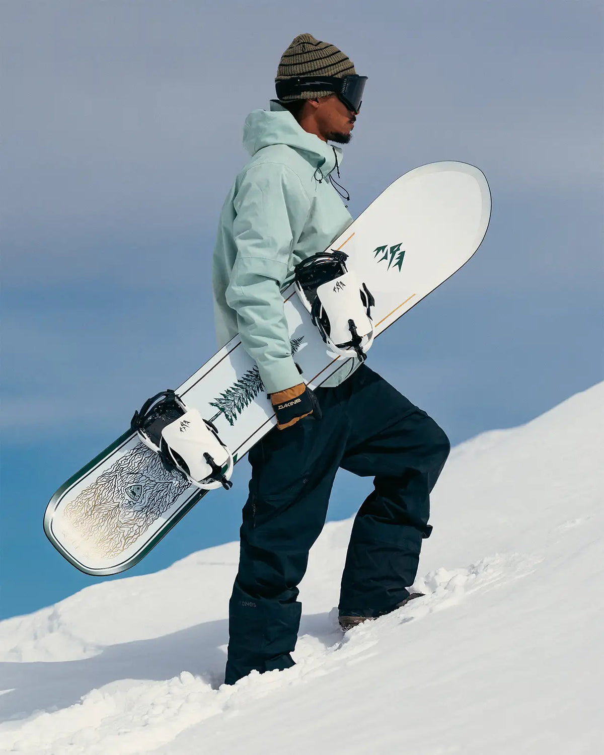 Rider loopt met de Jones Frontier 2.0 door de sneeuw