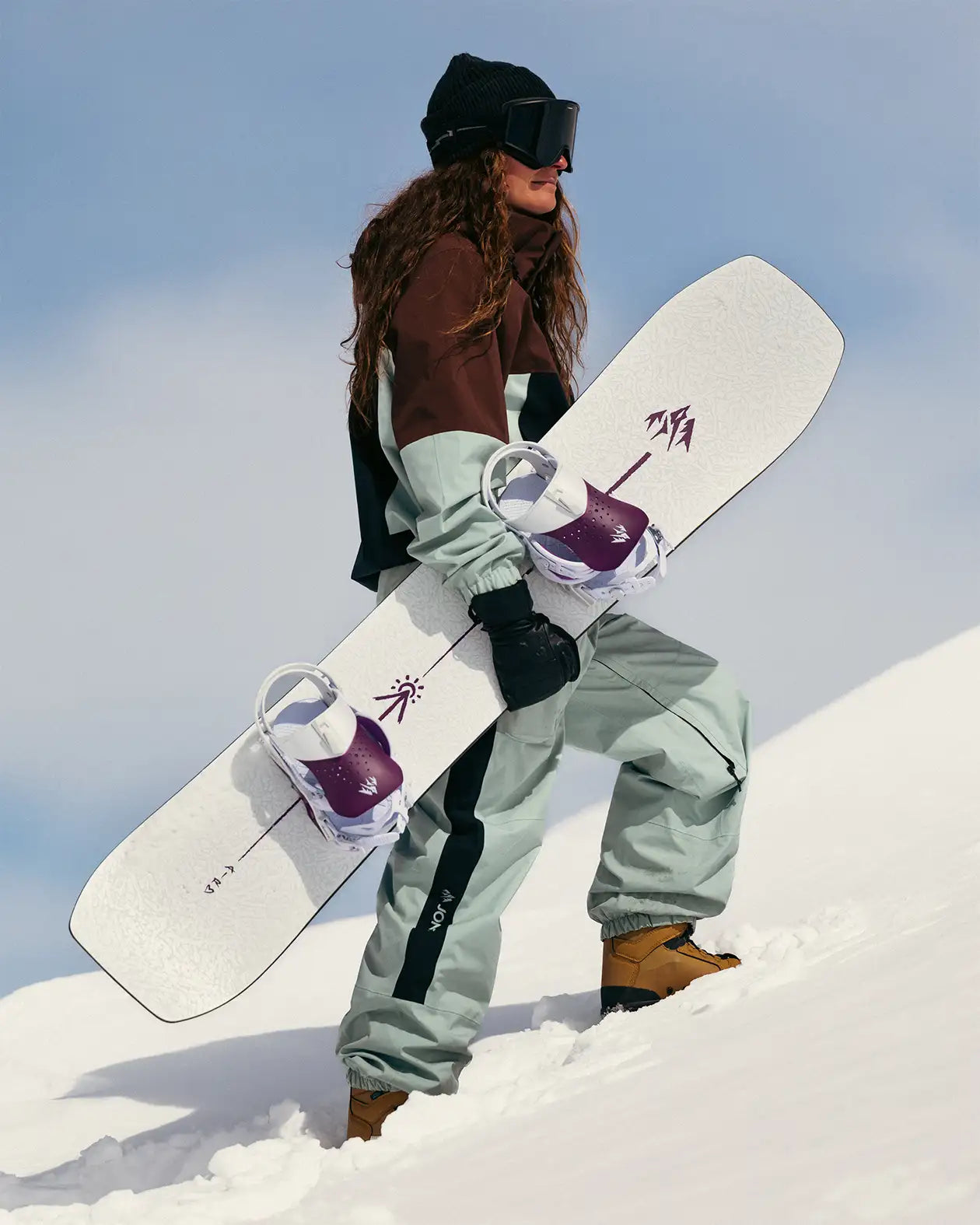 Jones Women's Airheart 2.0, rider met het board in de hand in de sneeuw
