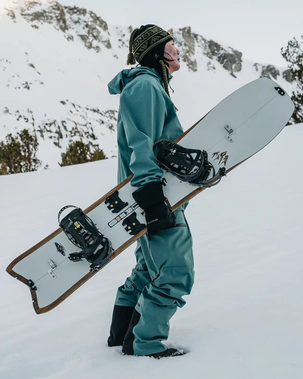 Jones Hovercraft 2.0 Splitboard, rider met het splitboard in de hand in de sneeuw