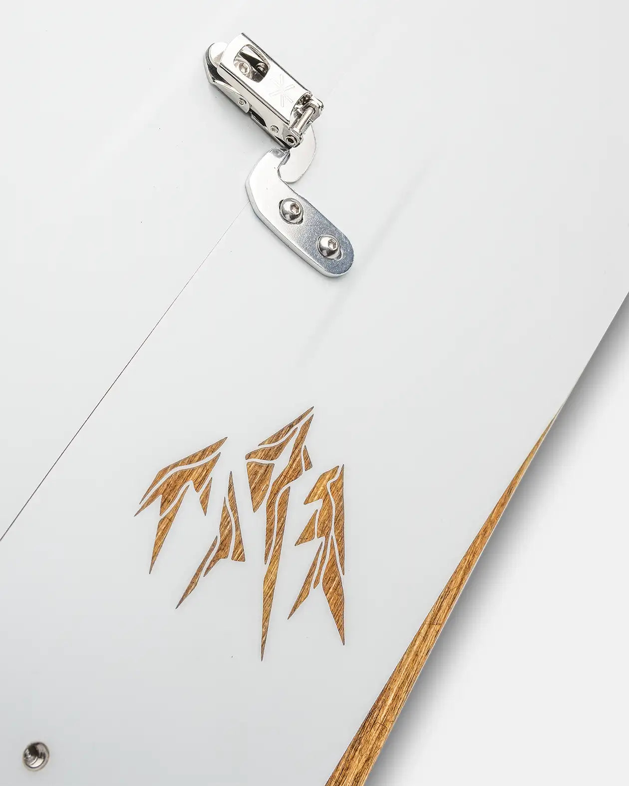 Jones Hovercraft 2.0 Splitboard, close-up van de clip en het logo op de topsheet