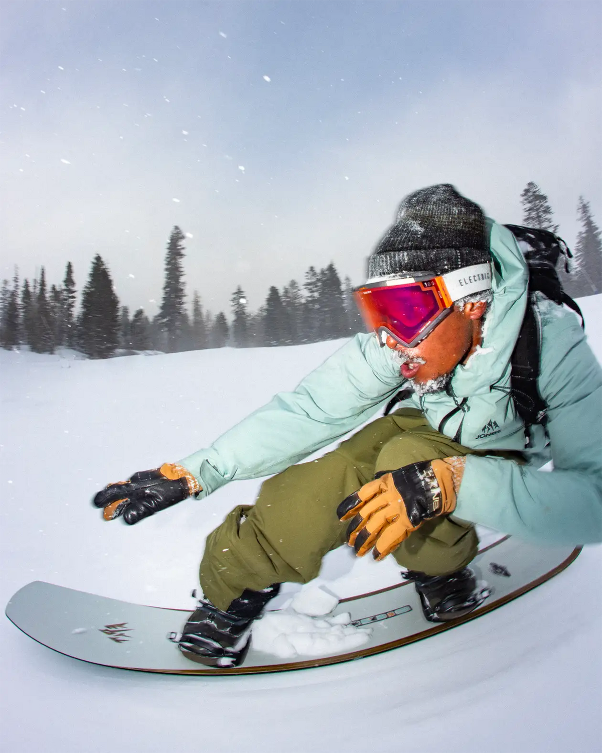 Jones Mercury FASE Stealth Black, rider in een bocht in de sneeuw