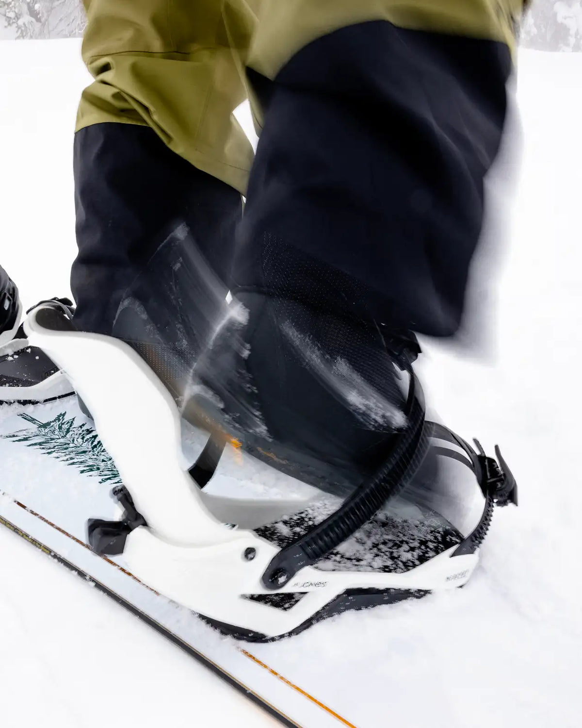 Jones Mercury FASE Cloud White, witte binding op het board in de sneeuw