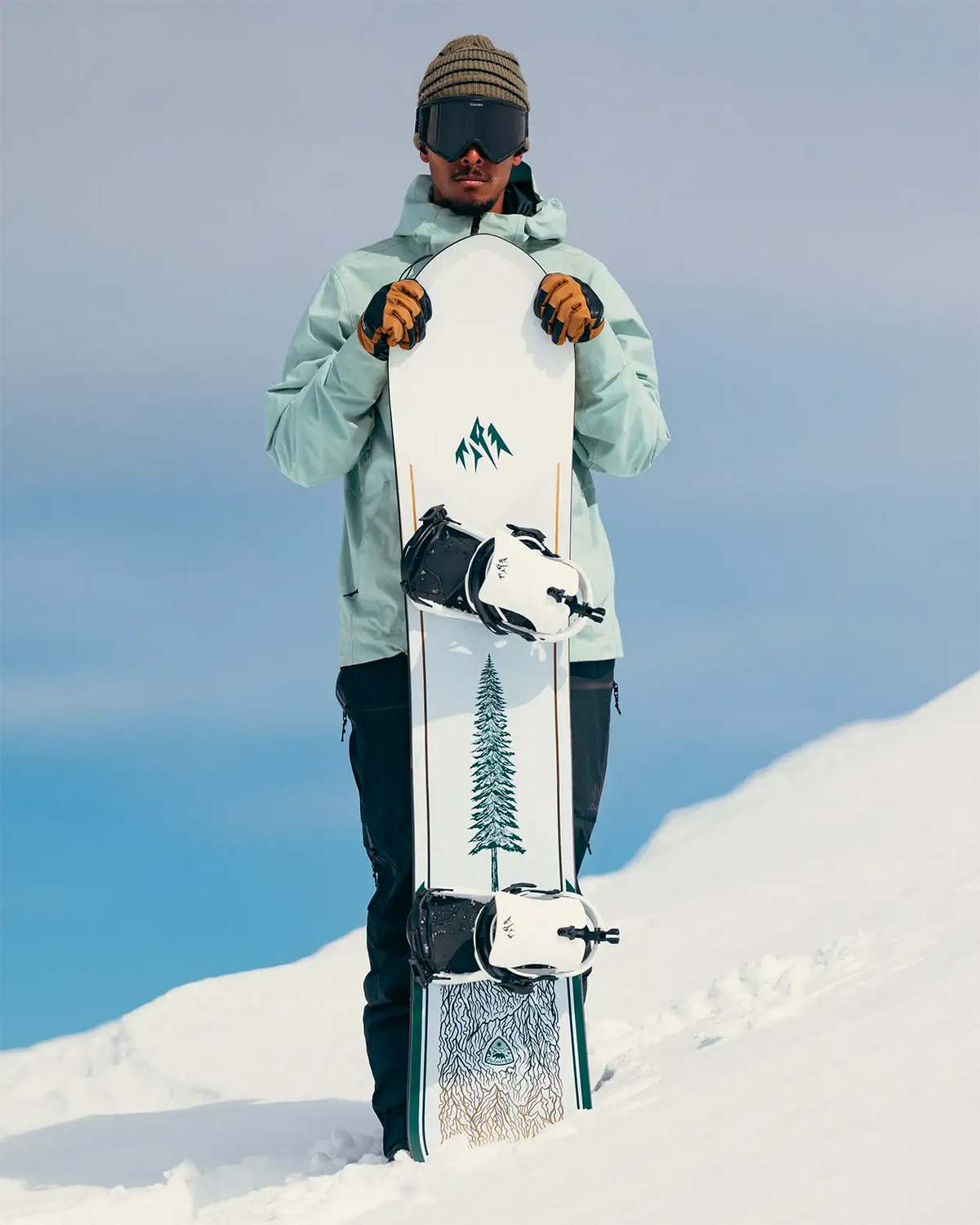 Jones Mercury FASE Cloud White, rider met het board in de sneeuw