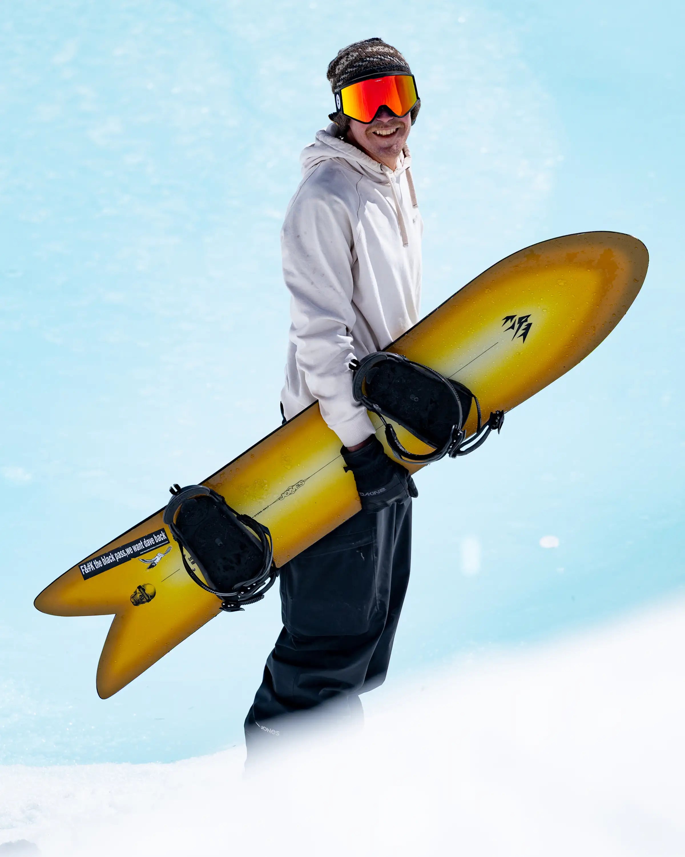 Jones Storm Wolf, rider met het board in de hand in de sneeuw