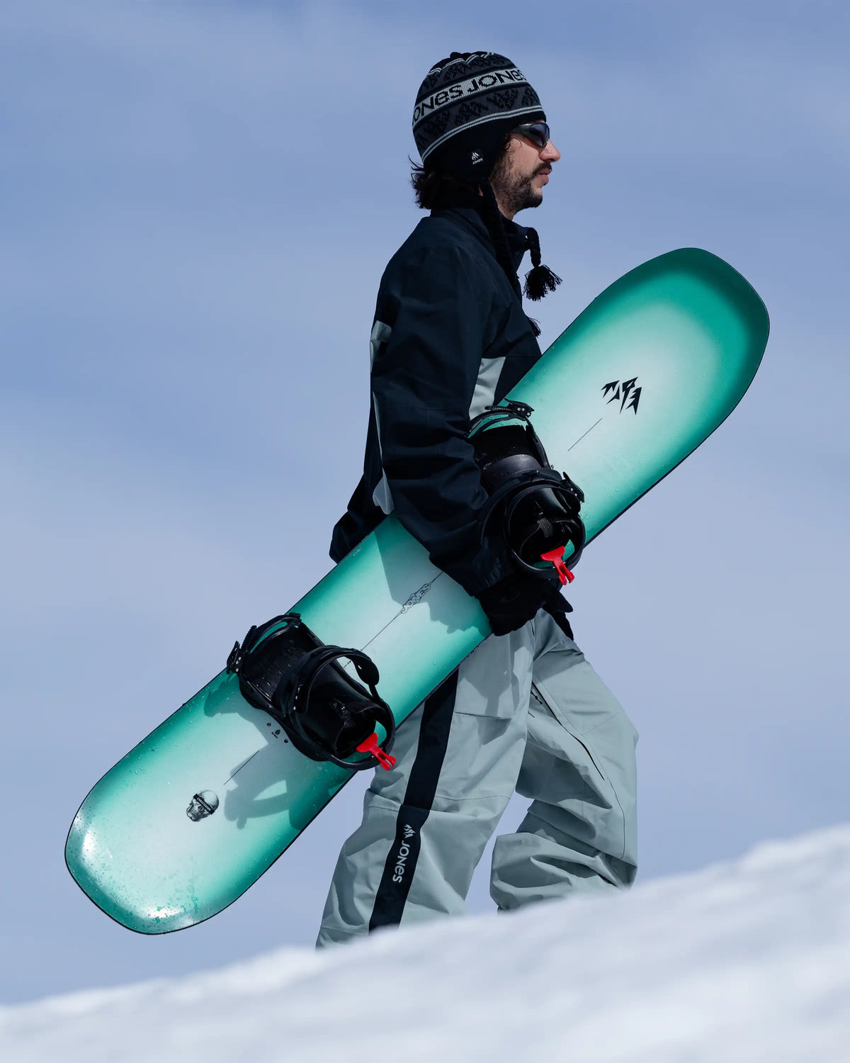 Jones Twincraft, rider met het board in de hand in de sneeuw