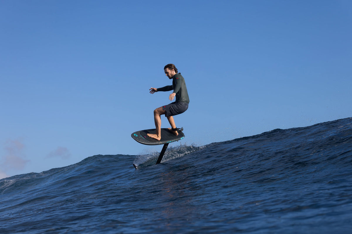 Prone foiler op de Duotone Crush SLS 2026 boven een golf in Tahiti