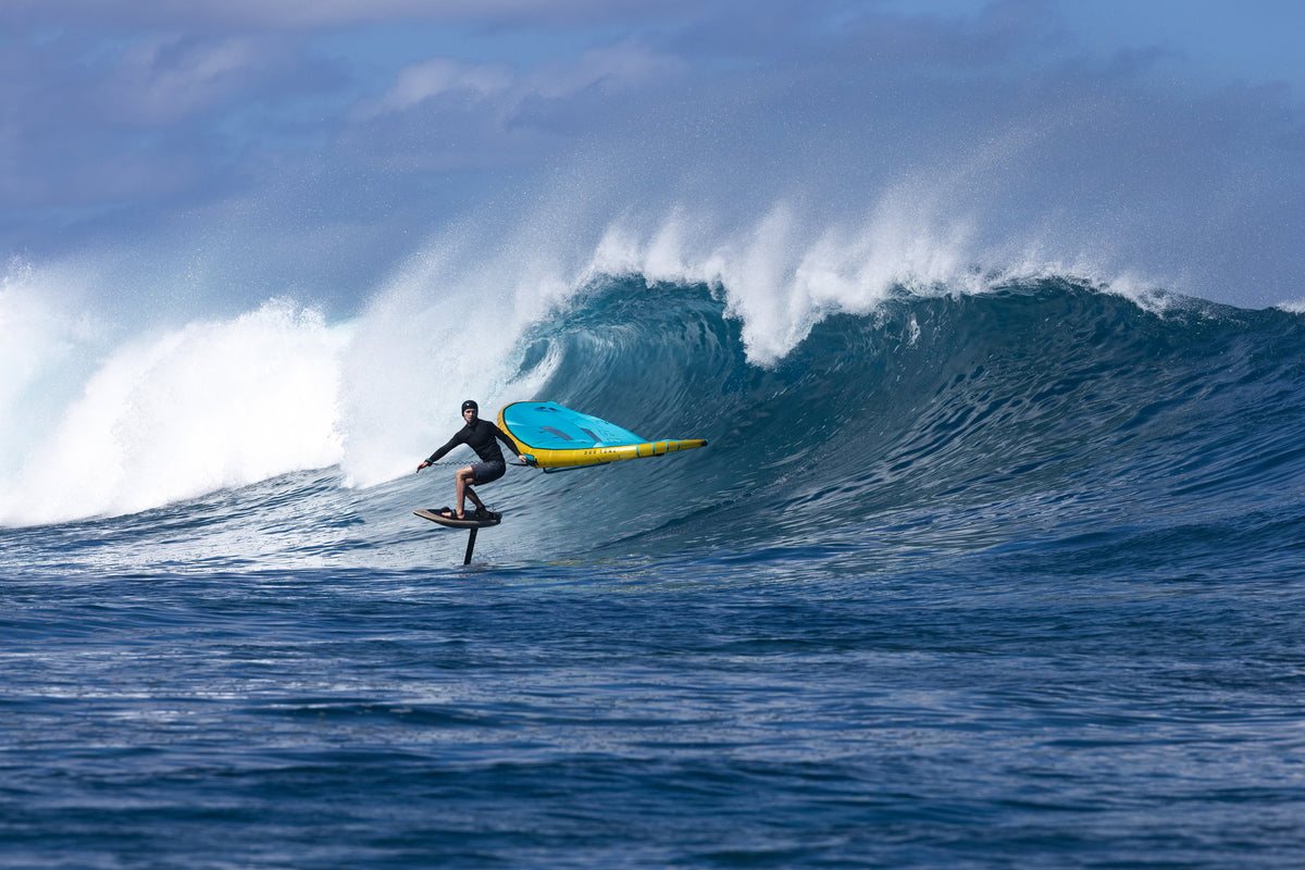 Rider surft een golf met de Duotone Unit D/LAB 2026 in Tahiti