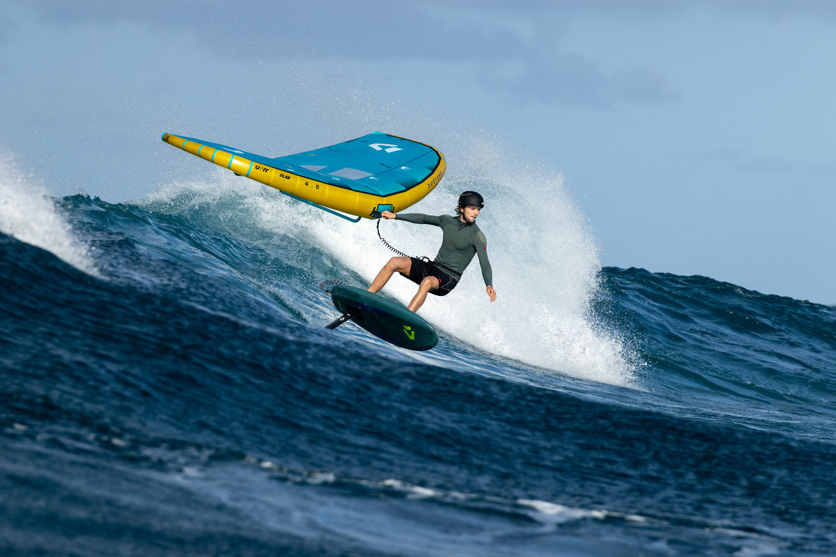 Duotone - Unit D/LAB 2027 - wingfoilen op een golf bij Guadeloupe - GearFreak