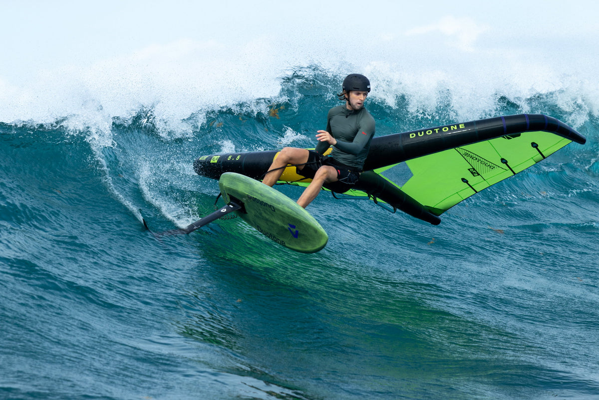 Duotone - Trace SLS 2027 - wingfoilen op een golf in Guadeloupe - GearFreak